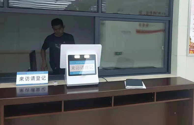 門衛(wèi)管理系統(tǒng)訪客登記自助終端一體機(jī)定制加工人證比對核驗(yàn)來訪人員信息錄入門禁閘機(jī)聯(lián)動(dòng)軟件開發(fā)